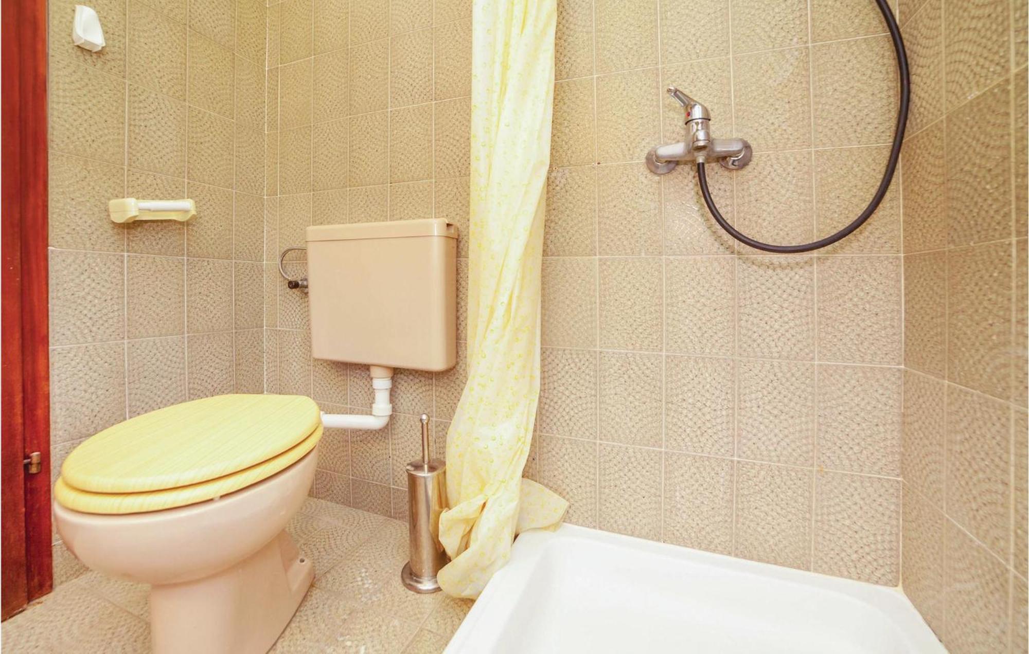 2 Bedroom Amazing Apartment In ツリクヴェニツァ エクステリア 写真