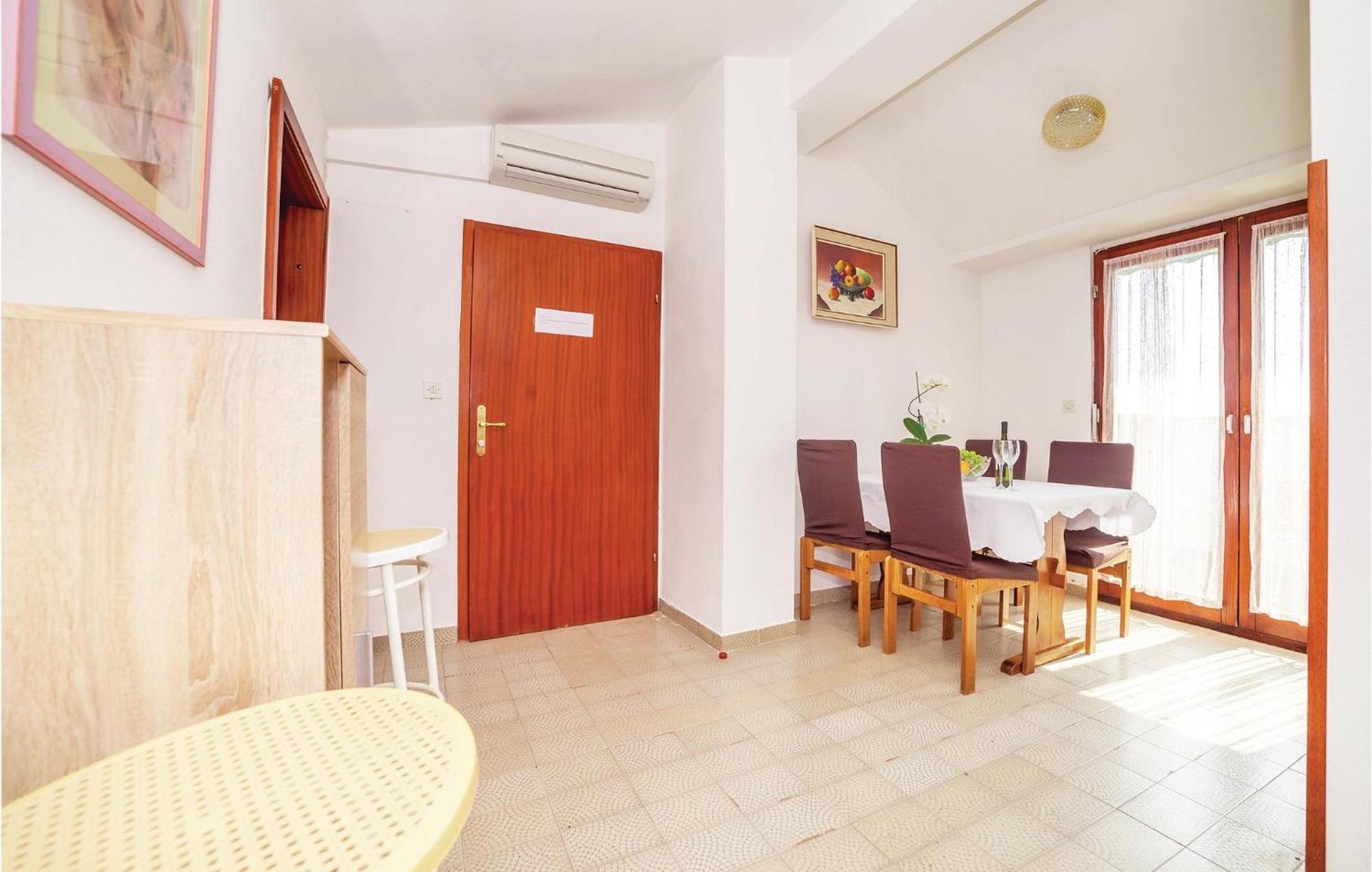 2 Bedroom Amazing Apartment In ツリクヴェニツァ エクステリア 写真